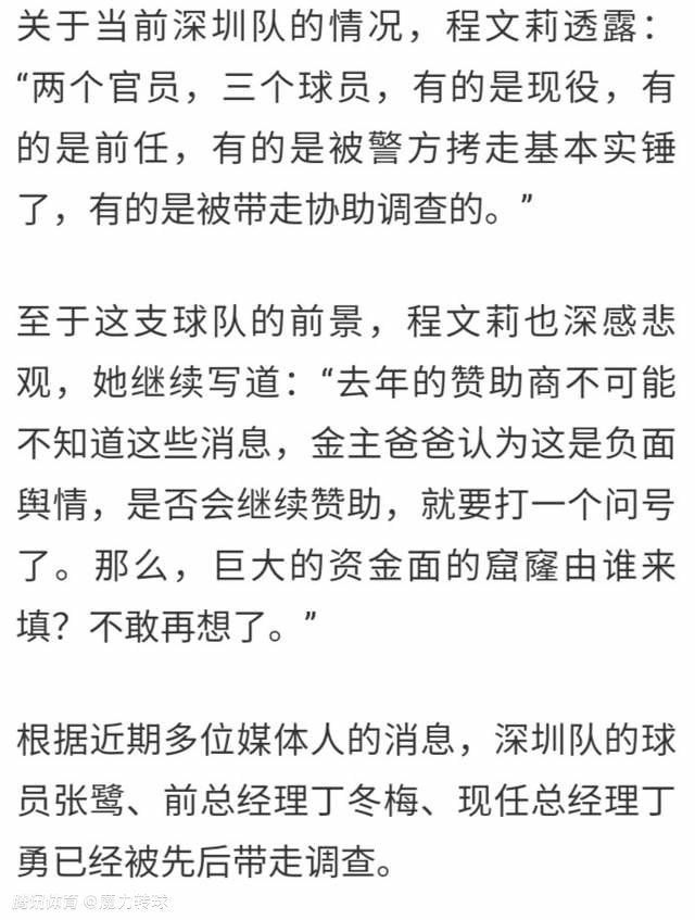 她与夏明俊在沙滩上亲密贴身，暧昧氛围呼之欲出，两人关系引人遐想